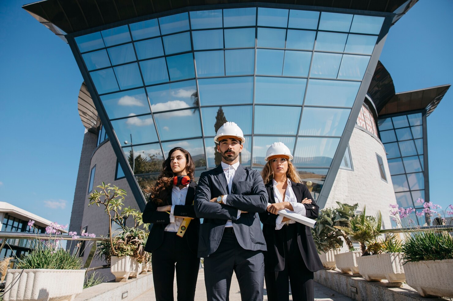 tres arquitectos frente al edificio grandes ventanas 23 2147702506